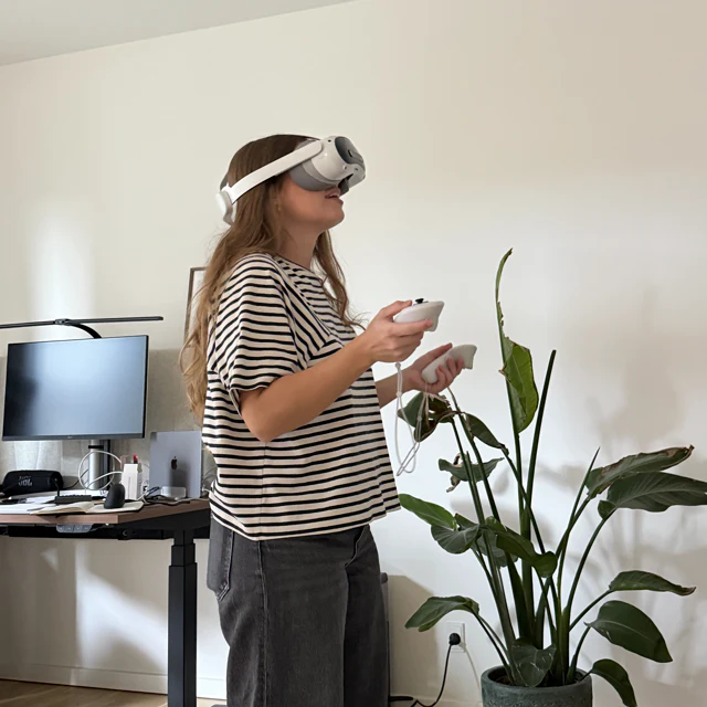 Emma tester Moana Virtual med VR-briller og controllere